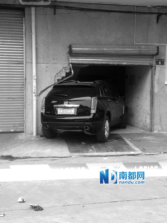 　昨日，凱迪拉克撞人后停在一倉庫門口，車后有一攤血跡。 南都記者陳杰生攝