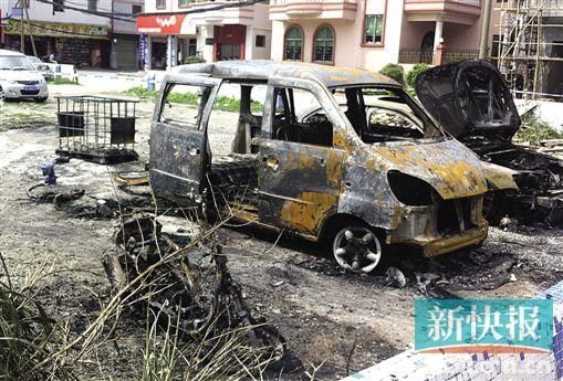 涉事面包車燒剩鐵殼。