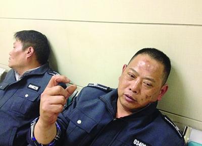 被打傷的城管隊員。陳郁攝