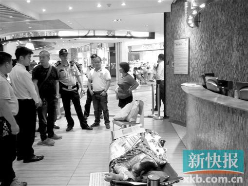昨日，劉姐的行為引來眾人圍觀，警方再次到場進(jìn)行調(diào)解。