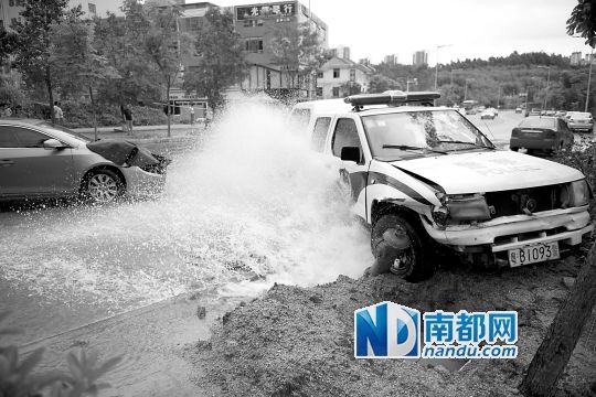昨日，龍華金龍路，男子開走警車，后撞上消防栓停下，警車車頭受損。