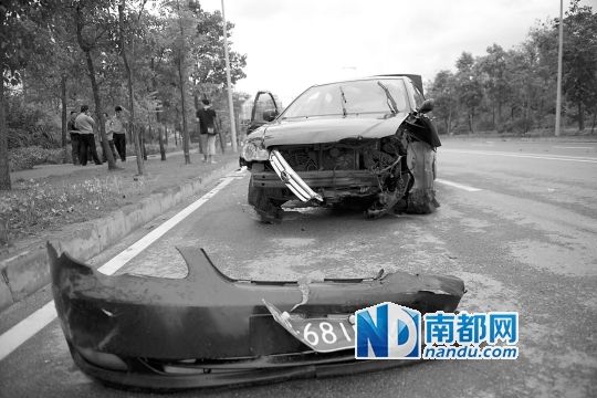 男子搶的比亞迪轎車車頭損毀嚴(yán)重。