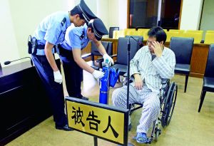 被告人李萬勇因病吸氧受審。首席攝影記者 吳寧/攝