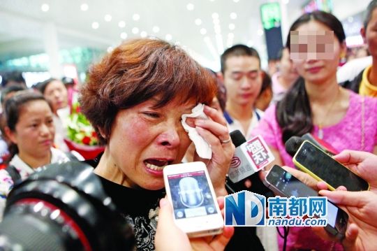 昨日，被拐25年的翁女士(粉紅色衣服者)與生母在深圳機(jī)場(chǎng)見面。