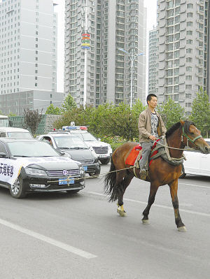 　馬拉汽車引人關(guān)注。