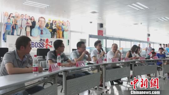　招聘會現(xiàn)場，用人單位老板一字排開，與求職者面對面交流　李超慶　攝
