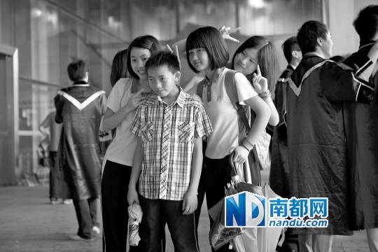 6月22日上午,楊六斤參觀深圳大學(xué)科技樓,雖然來到康橋書院才兩星期,但他卻已經(jīng)融入了同學(xué)們的生活中。</p><p>　　
