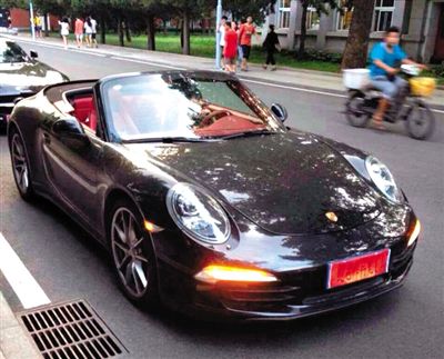 近日，一組“北體大畢業(yè)典禮豪車云集堪比車展”組圖在網(wǎng)絡(luò)爆紅。網(wǎng)絡(luò)截圖