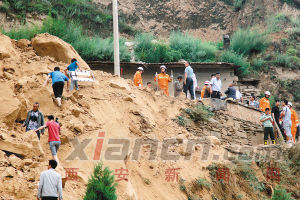 昨日，公安、消防人員在事故現(xiàn)場(chǎng)搜救