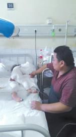 伏登順與女兒在一起。