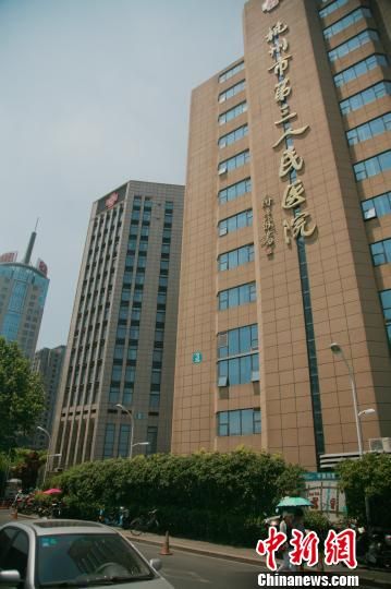 事發(fā)的醫(yī)院門口。 李晨韻 攝