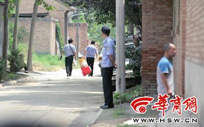 昨日，西安市閻良區(qū)譚家村，警方在事發(fā)的孫某家里勘查現(xiàn)場后，將提取的物證帶走 記者 黃利健 攝