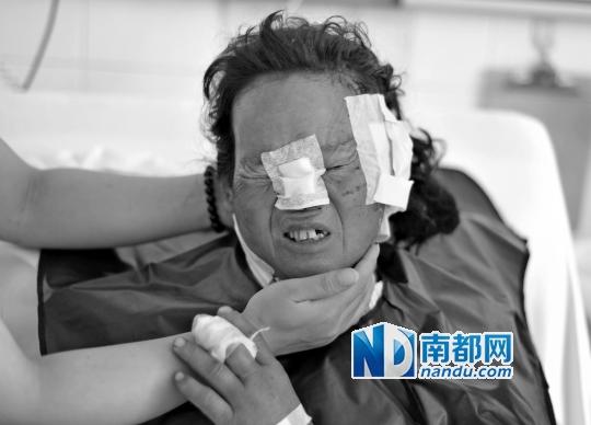 受狼群襲擊受傷較重的村民在接受救治。C FP圖片
