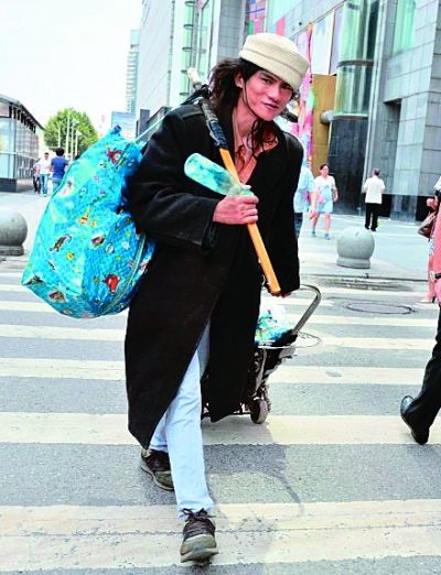 在武廣附近拍攝到的拾荒男。