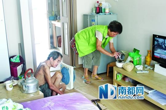 居民徐阿姨去看望何譚送老人，并送去熱湯