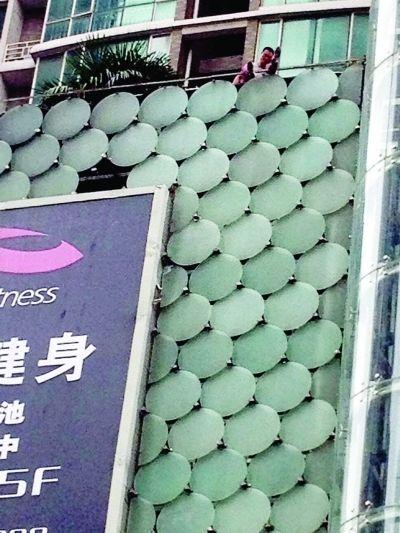 環(huán)亞廣場5樓露臺上，有一男子揚言跳樓。