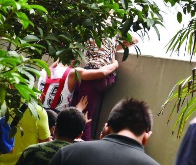 2小時后，該包工頭終于被抱下來了。