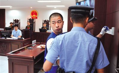 宣判后，馬凱被帶出法庭時，沖著旁聽席上的姐姐喊道：“照顧好媽”。