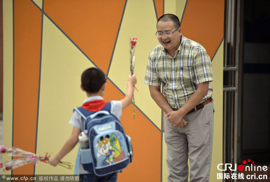 重慶一校長堅持六年校門口迎送學生彎腰問聲好(組圖)