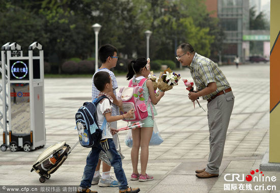 重慶一校長堅持六年校門口迎送學生彎腰問聲好(組圖)