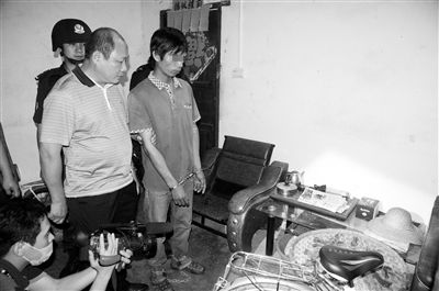 今年8月，我國內地發(fā)生多起單身女性乘坐“黑車”后慘遭車主殺害的案件，被網友稱為“黑色8月”。
