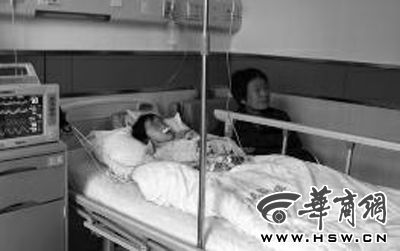 昨日下午，在延長縣醫(yī)院，外婆守在5歲的黑鈺雅病床前