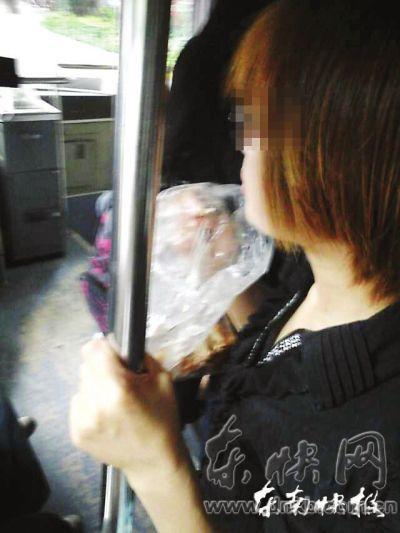 擁擠的公交車內(nèi)，這位姑娘正在嚼螃蟹網(wǎng)友供圖