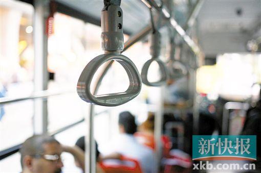 ■公交車上的拉環(huán)只是用來扶手的。新快報攝影記者祝賀/攝