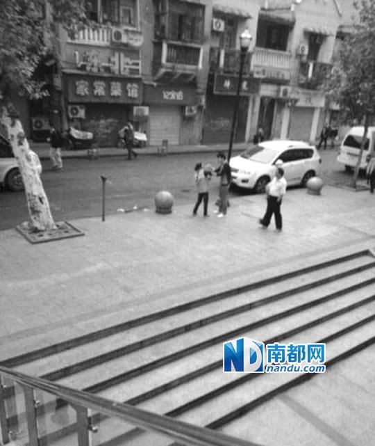 10月18日，武漢一男子抓住環(huán)衛(wèi)工打耳光。