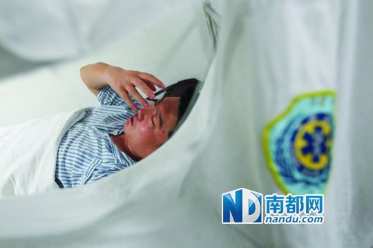 19日，北大深圳醫(yī)院，透過被撕破的工作服，急診科醫(yī)護人員申洪濤身體多處被醉酒男子抓傷。