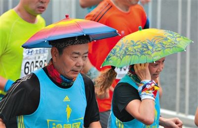 兩名戴著傘帽的參賽者正在參加比賽。