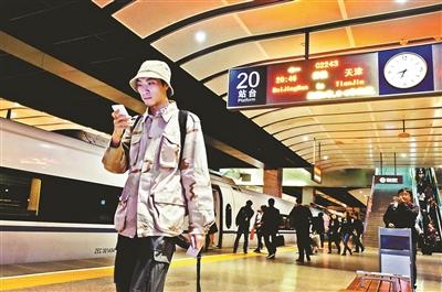 家住天津，在北京工作，呂先生每天乘坐京津城際列車上下班