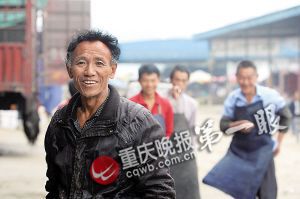 唐再海因?yàn)槠つw黝黑，工友們都打趣地稱呼他為“非洲人”。