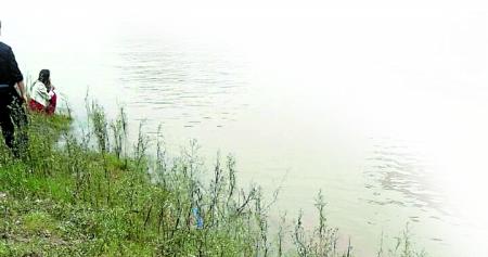涉事男子和前女友,呆滯地望著滾滾江水。 田女士供圖