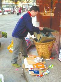 王光偉靠收廢品拾荒為生，每月僅有1000元的微薄收入。