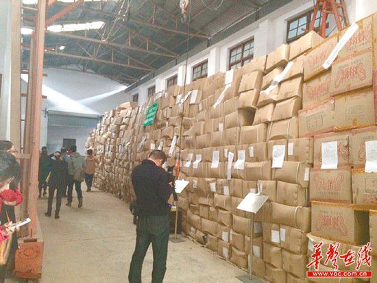 11月5日，執(zhí)法人員清理出來的假安全套把上千平方米的倉(cāng)庫堆得滿滿的。