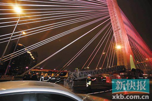 昨日深夜，橋上東側(cè)空出兩條車道用來救援。