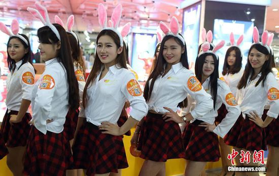 11月11日晚，一百位統(tǒng)一打扮的“兔女郎”現(xiàn)身南京新街口，逛街看電影玩快閃，走到哪里都被圍觀。