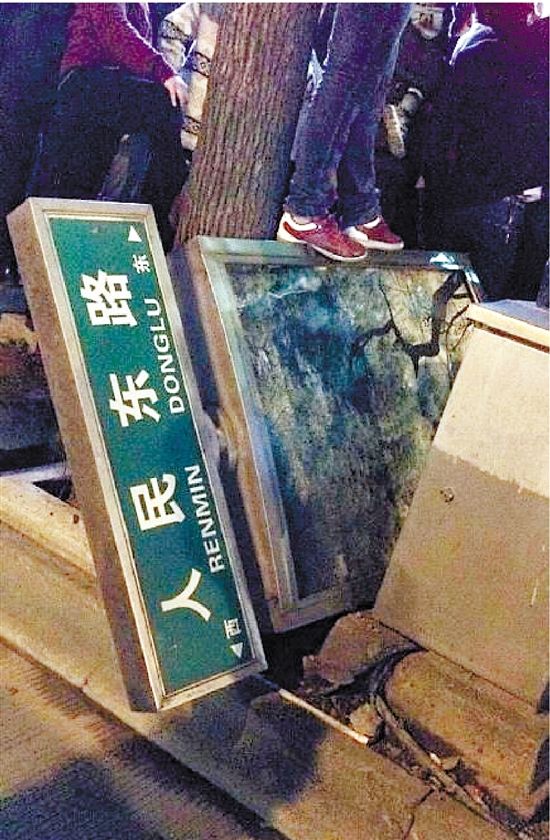 路牌都踩翻，還有人上了樹，城管不出手，也確實(shí)不大合適。