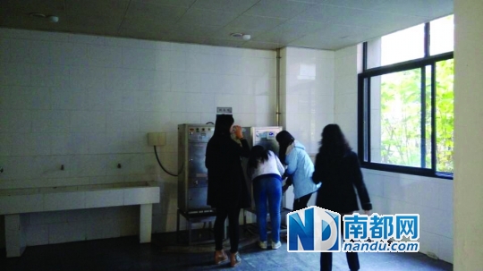 距接熱水的茶房約20米。 南都記者 張少杰 攝
