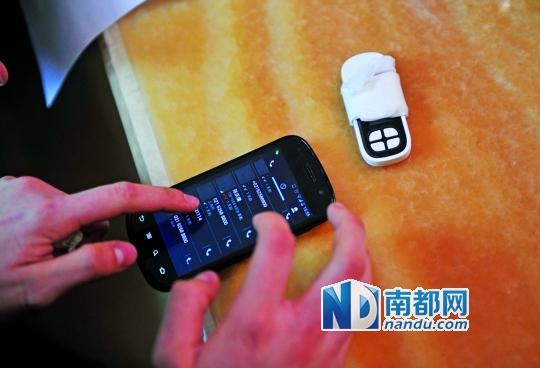 一個(gè)號(hào)碼為021-62588800的電話自稱上海靜安區(qū)公安分局，騙走了小程148萬(wàn)。記者 梁煒培 攝