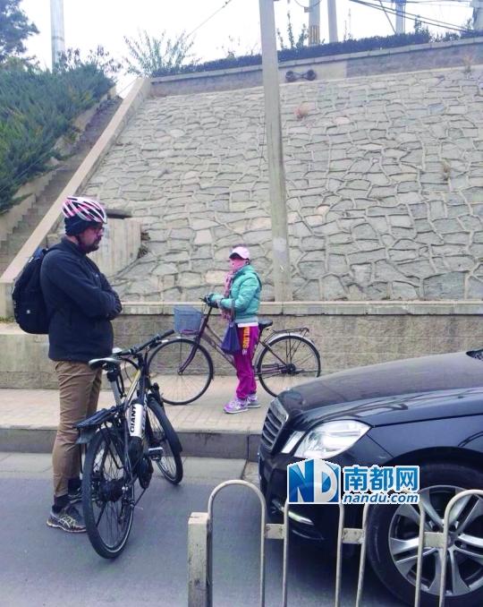 老外在中國阻止轎車使用自行車道 網(wǎng)友點(diǎn)贊