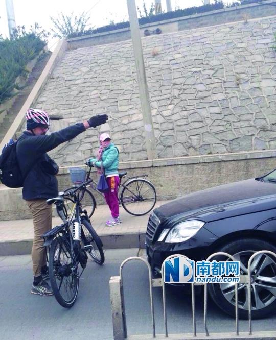老外在中國阻止轎車使用自行車道 網(wǎng)友點(diǎn)贊