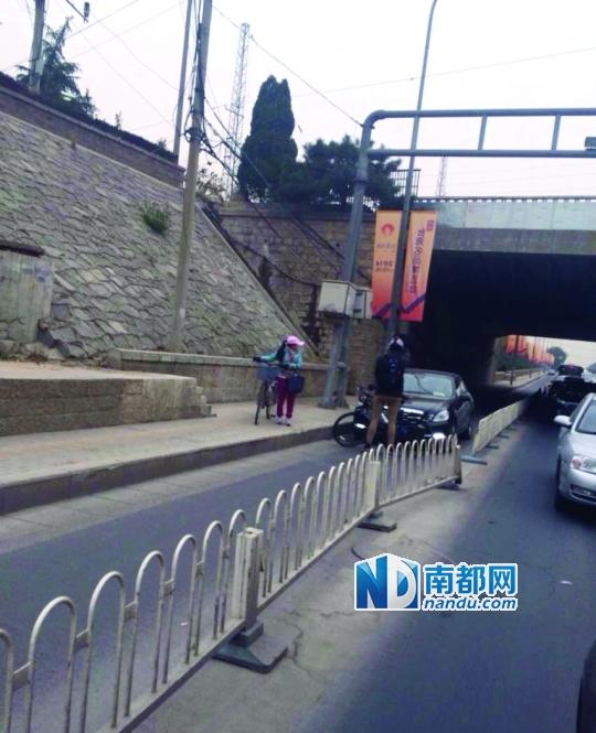 老外在中國阻止轎車使用自行車道 網(wǎng)友點(diǎn)贊