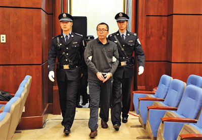 楊秀宇被帶入法庭。昨日，楊秀宇及女下屬盧梅因非法經(jīng)營(yíng)罪獲刑4年、一年半并處罰金。