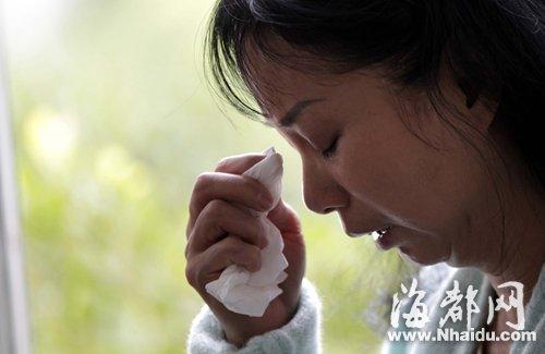 小梅的媽媽看到女兒發(fā)來的信息，就忍不住落淚