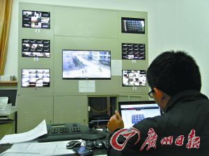監(jiān)控室就可以看到男生宿舍樓的情況。