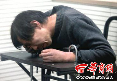 3月29日，多次騷擾孕婦的賈某在公安蓮湖分局接受訊問(wèn)