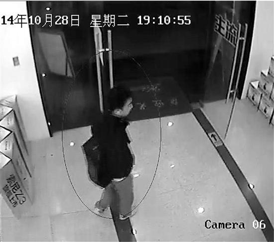 獨行大盜“打飛的”偷手機(jī) 作案后美容店休閑