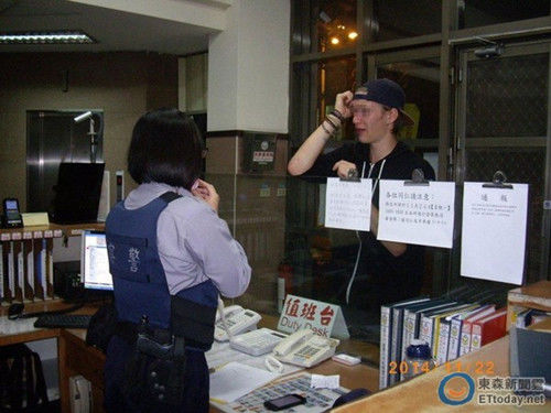 德男子赴臺(tái)旅游被司機(jī)丟車(chē)外去警局嚇哭大呼丟臉